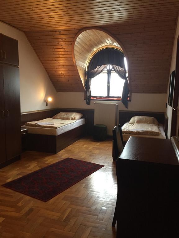 Bed and Breakfast Peregrino Panzio à Budaörs Extérieur photo