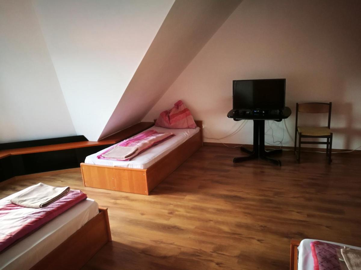 Bed and Breakfast Peregrino Panzio à Budaörs Extérieur photo