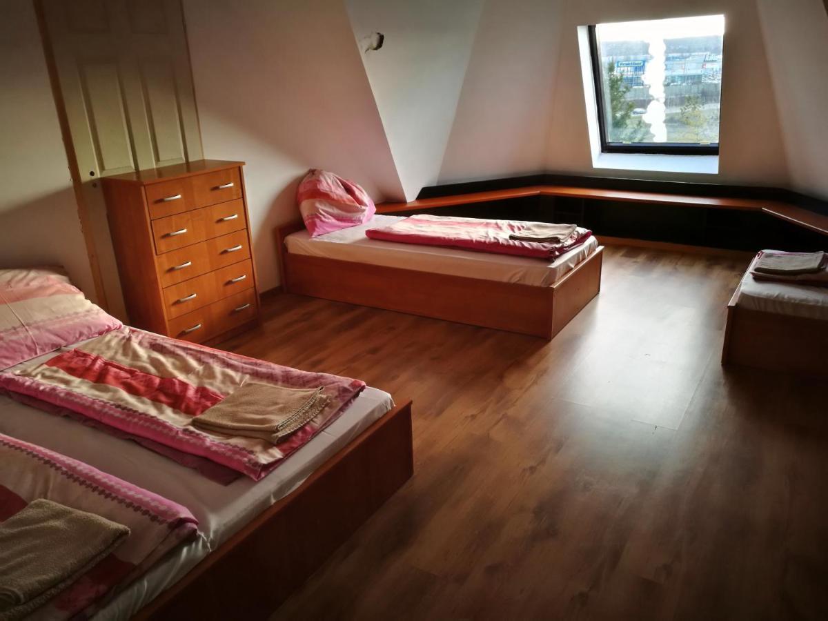 Bed and Breakfast Peregrino Panzio à Budaörs Extérieur photo